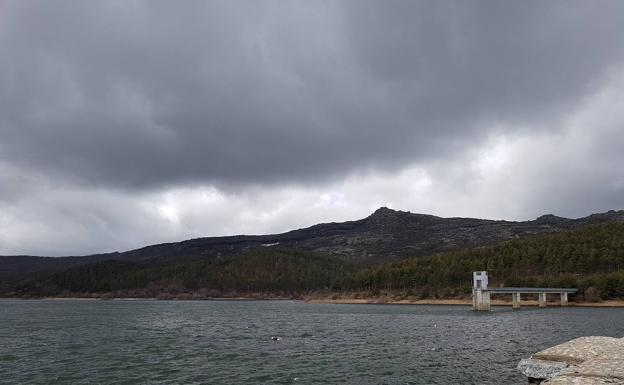 El PSOE denuncia que los vecinos de la Sierra de Francia «beben lodo» y la Diputación duplica el suministro