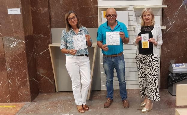 Correos ofrece a los peregrinos en Salamanca un mapa sobre los encantos de la Vía de la Plata