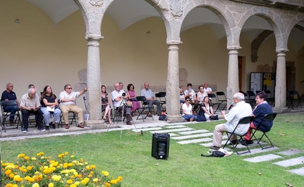 Encuentro literario con José Luis Puerto a la sombra de un magnolio en Béjar