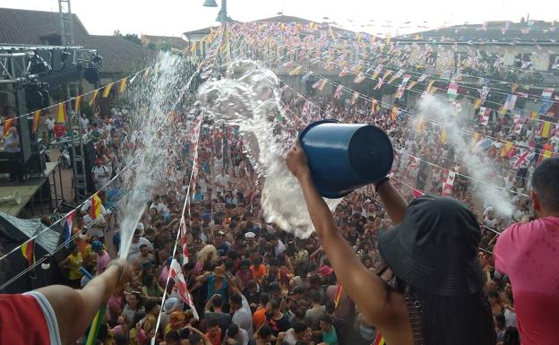 Toros, color y agua en el arranque de las fiestas de Pedrajas de San Esteban