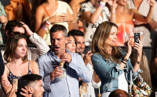 Stella y Antonio Banderas bailan al ritmo de Luis Fonsi en Starlite de Marbella