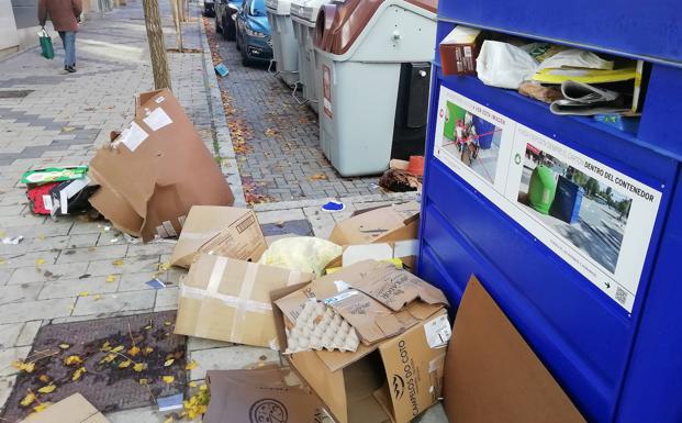 Denunciada en Valladolid una empresa por tirar un embalaje sin retirar los datos personales de la clienta