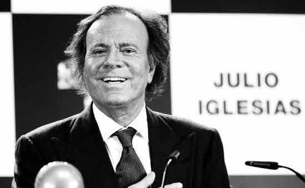 Julio Iglesias tira de sentido del humor para desmentir los rumores sobre sus problemas de salud