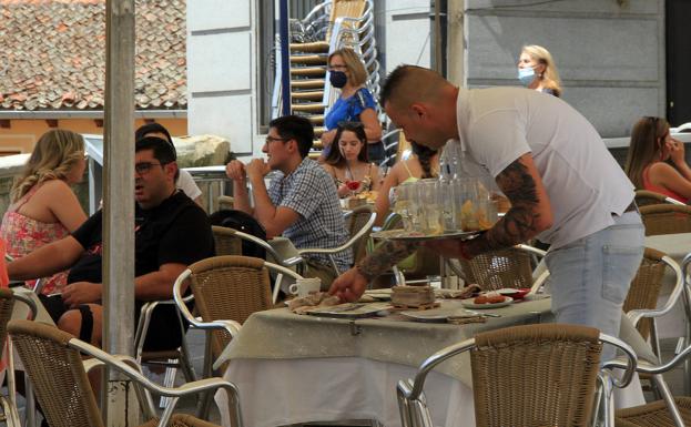 Los contratos en hostelería y cultura se disparan más del 70% en 2021