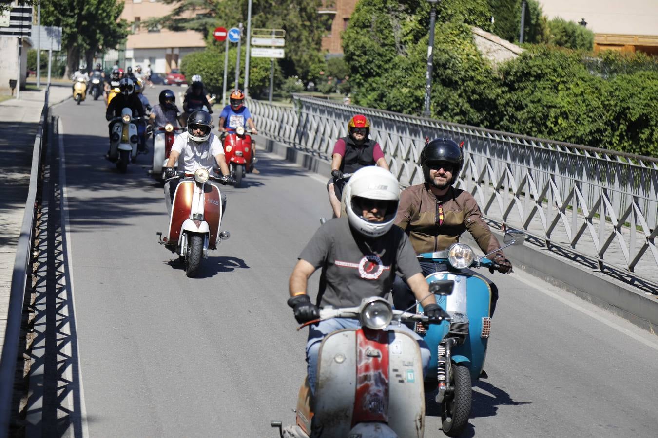 Vespas y lambrettas protagonizan la Scooter Run Ribera del Duero en Peñafiel