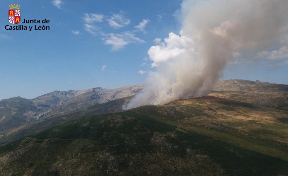 Medios aéreos luchan contra un incendio activo en Solana de Ávila