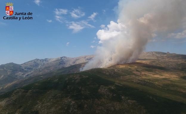 Medios aéreos luchan contra un incendio activo en Solana de Ávila