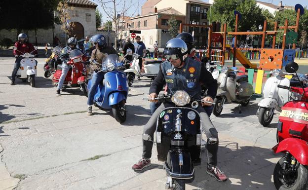 Más de doscientos participantes consolidan en Peñafiel la cita con las vespas y lambrettas