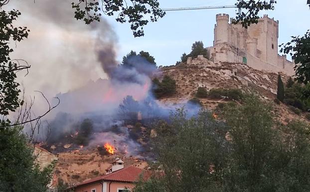 Un incendio junto al castillo pone en alerta a los vecinos de Peñafiel