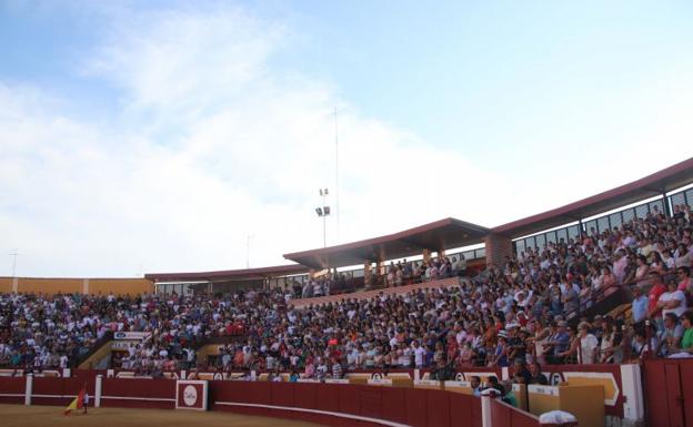 Minuto de silencio en la plaza de toros de Cuéllar en memoria de Jesús y de Iker
