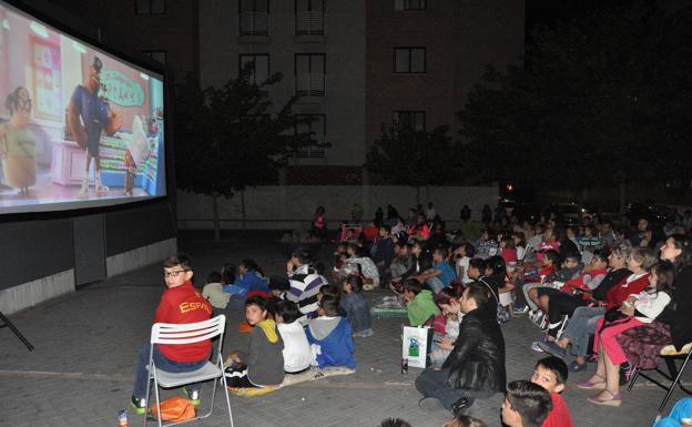 Cerca de 5.000 personas disfrutan del cine de verano en Santa Marta de Tormes