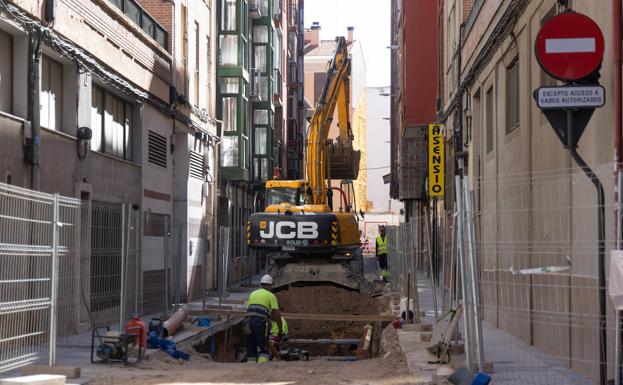 El corte de un cable en las obras de Panaderos deja sin luz a 3.000 vecinos