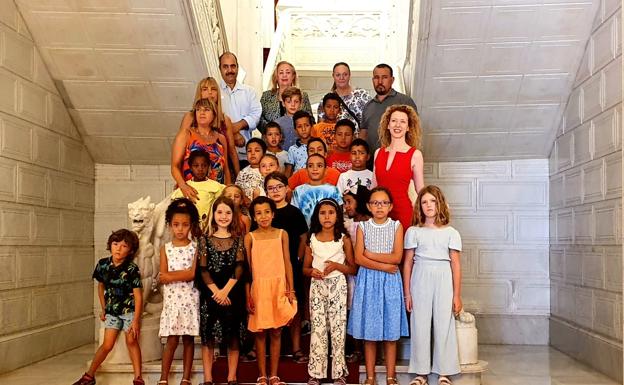 Niños saharauis del programa 'Vacaciones en Paz' visitan el Ayuntamiento de Salamanca
