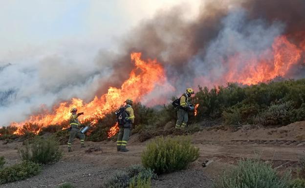 Fuego técnico y cortafuegos para evitar que las llamas del Teleno salgan a la zona militar