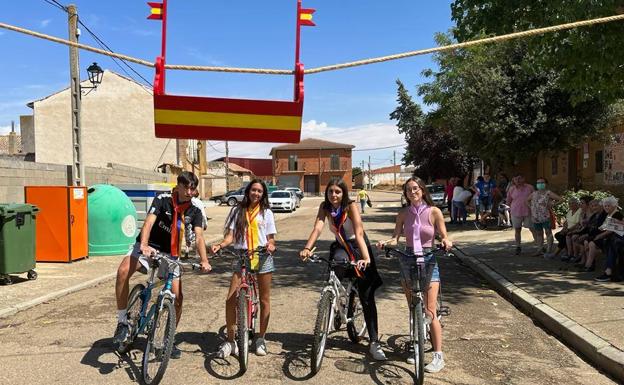 Los quintos de Cabreros cumplen con la tradición y corren las cintas en bicicleta