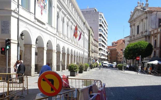 Cortada la calle Leopoldo Cano este miércoles por carga de materiales