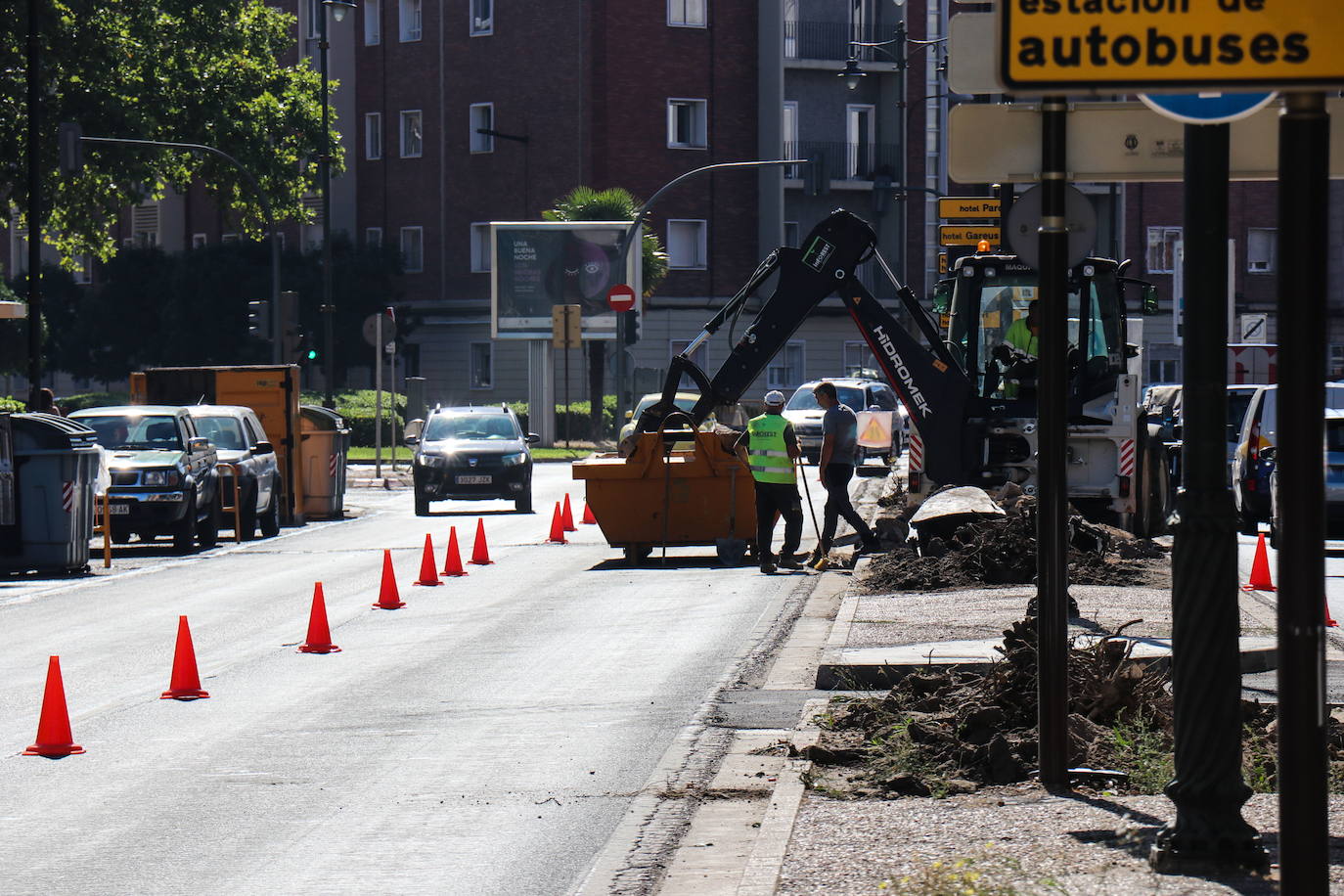 Concluyen las obras en el paseo del Hospital Militar, pero otras nueve calles siguen cerradas al tráfico