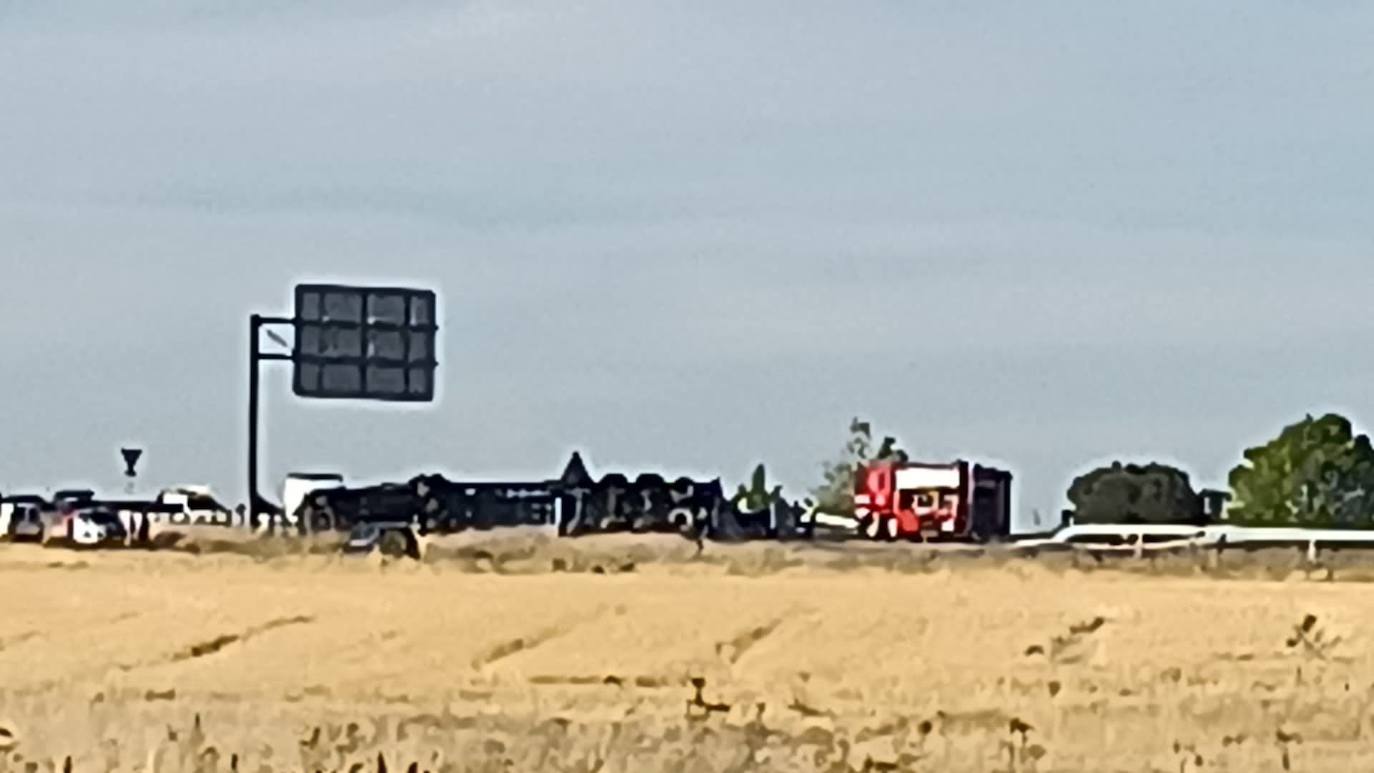 Cortada la autovía a la altura de Roda de Eresma por un accidente entre un turismo y un camión