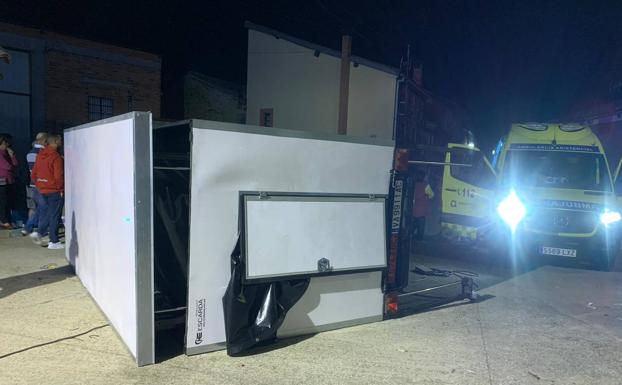 Herido grave en las fiestas de Mantinos al caerle encima la cabina de una discomóvil