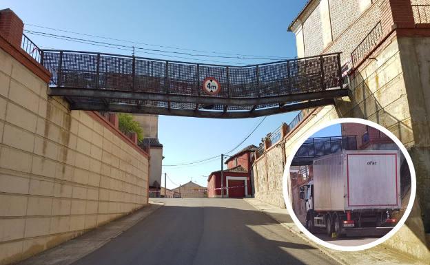 Un camión golpea y daña la pasarela peatonal de Tamariz de Campos