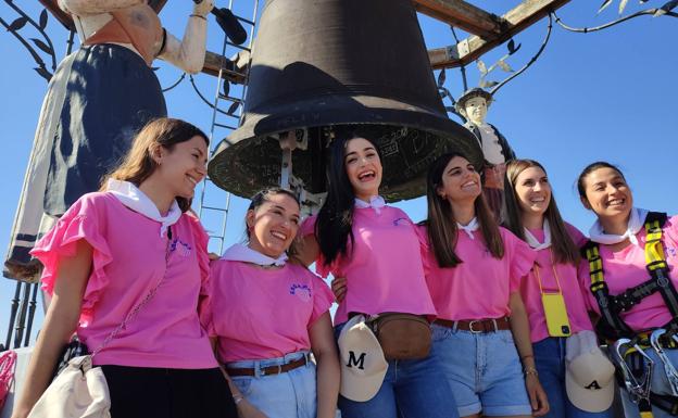 La colocación de la bandera marca el inicio de las fiestas de San Antolín en Medina