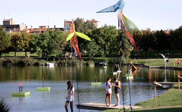 El entorno del lago se inunda de arte y esculturas flotantes
