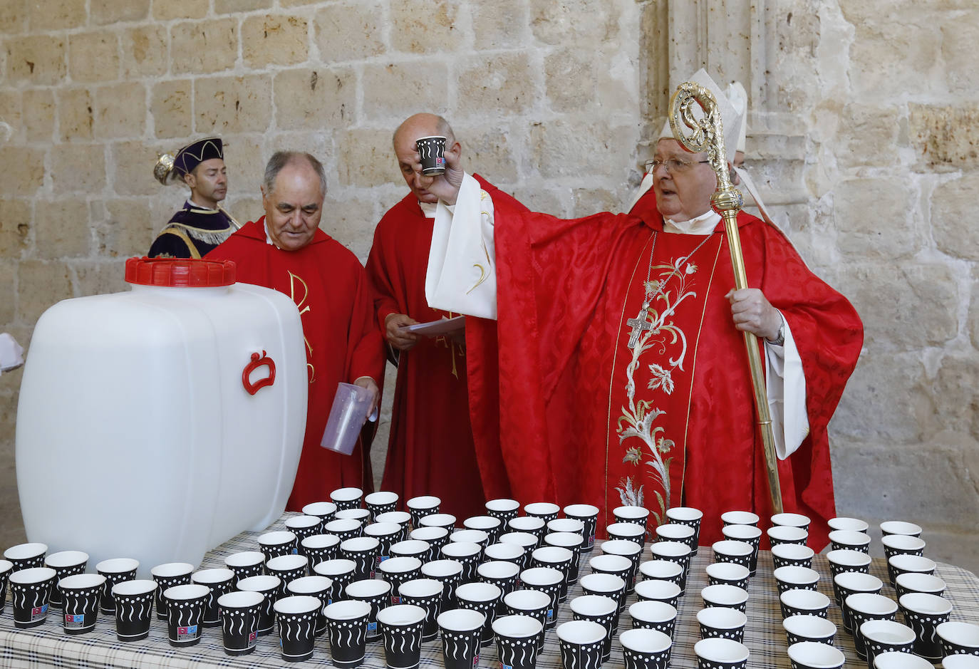 El claustro acoge el reparto del agua de San Antolín