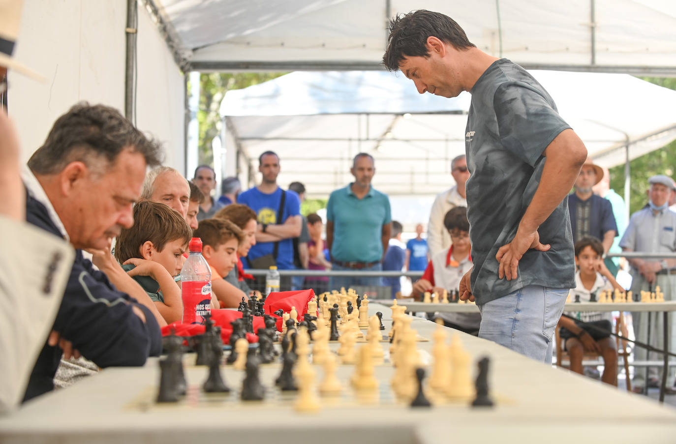 Iván Alonso reta a una veintena de participantes en una partida simultanea de ajedrez en Valladolid