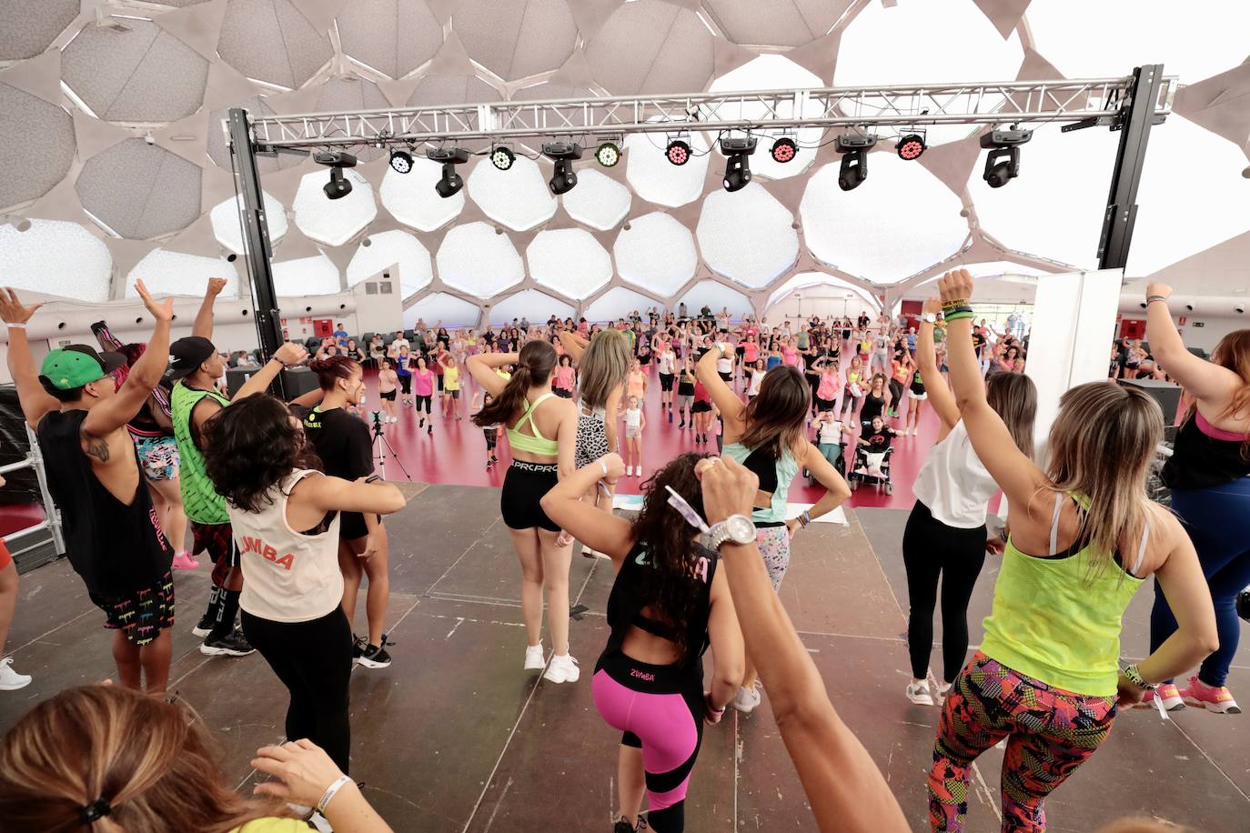 La Cúpula del Milenio acoge una sesión de zumba por las fiestas de Valladolid
