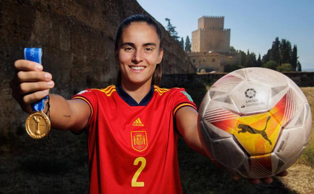 Carmen Álvarez, campeona del mundo sub-20 de fútbol: «Al bajar del avión, el móvil echaba humo»