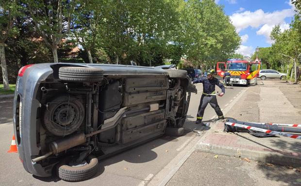 Los bomberos excarcelan a tres ocupantes de un turismo que volcó en El Pichón