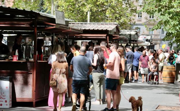 Vallisoletanos y turistas se echan a la calle en el resurgir de la Feria de Día