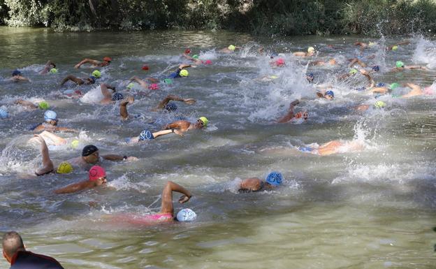 Raúl González y Paula Alonso reinan en la Travesía a nado del Carrión