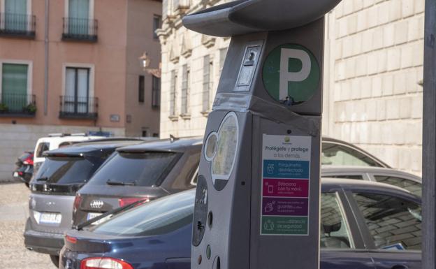 El Ayuntamiento estudiará habilitar una tarjeta ORA para profesionales de oficios