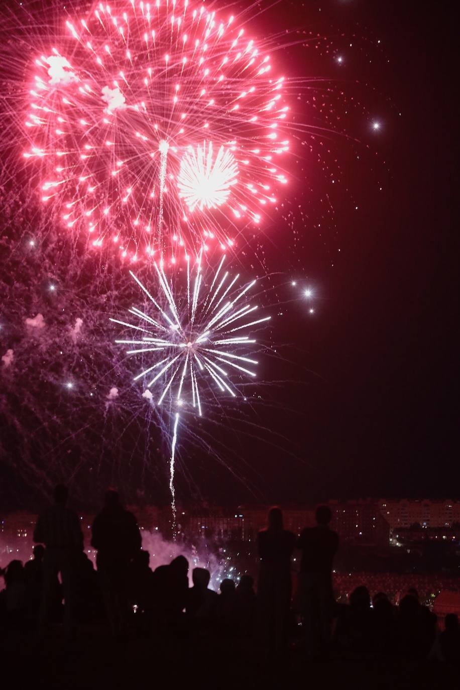Cascadas, corazones, medusas y palmeras iluminan la primera sesión de pirotecnia de Valladolid