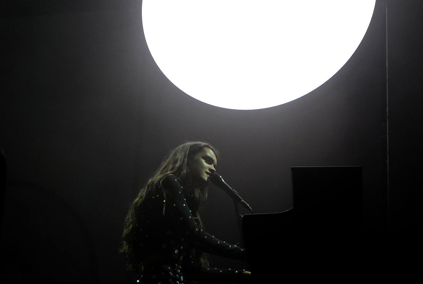 Amaia embruja a una Plaza Mayor de Valladolid con un concierto intimista