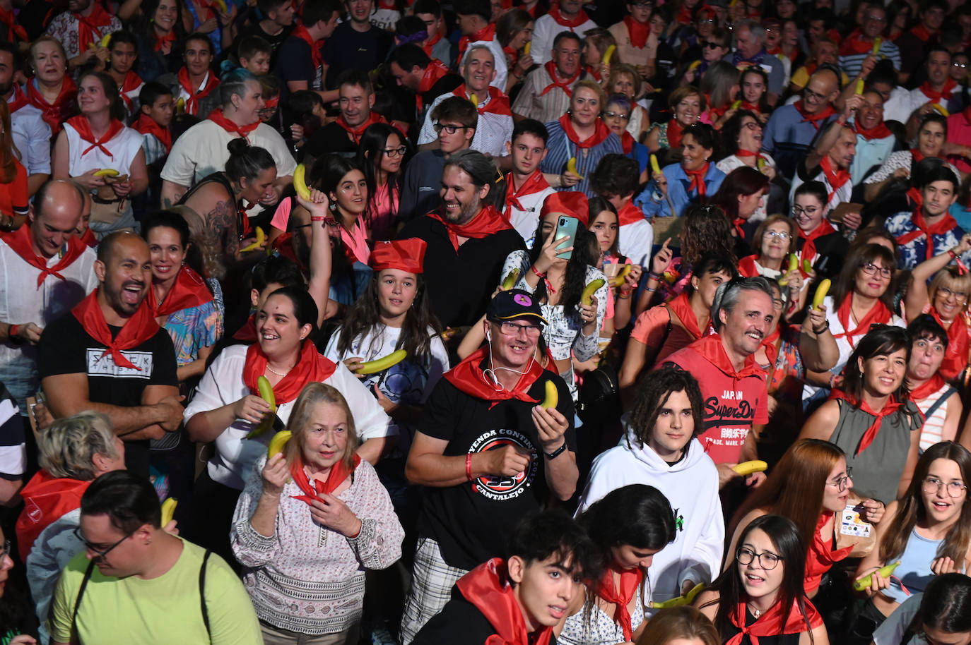 5.000 personas logran un Guinness al pelar y comer una tonelada de plátanos en Valladolid