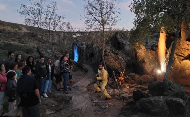 Las visitas teatralizadas seducen al público del yacimiento de Siega Verde