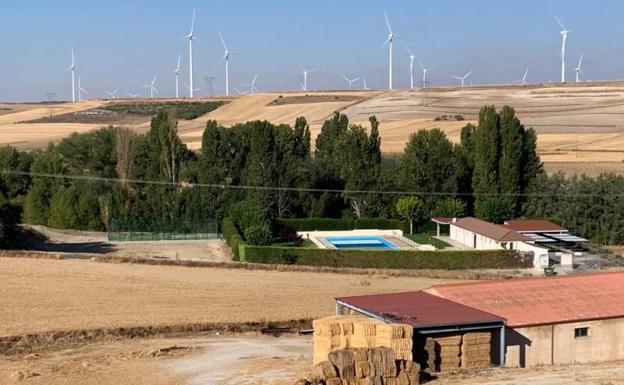 Los molinos permiten a municipios como Peñaflor de Hornija ganar atractivo con ayudas y servicios