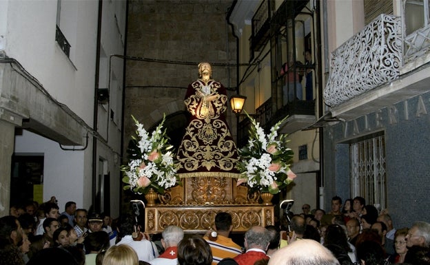 Almazán vive la bajada de Jesús con la tradicional traca que acompaña la imagen del Nazareno