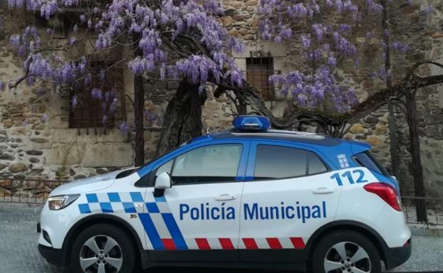 La Policía de Ponferrada acompaña a casa a una persona invidente a la que su pareja dejó sola tras una discusión