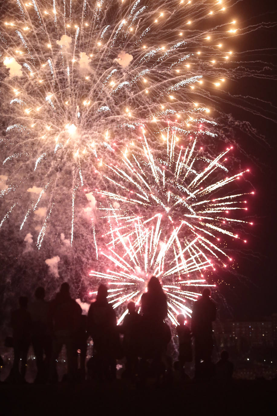 Los fuegos artificiales del lunes de ferias, en imágenes