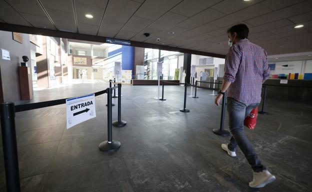 Los hospitales eliminan el control de acceso covid al caer el 77% en verano
