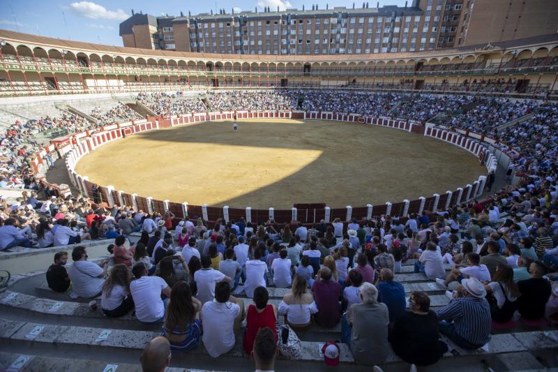 Prohibido aparcar en la vía de servicio junto a la Plaza de Toros