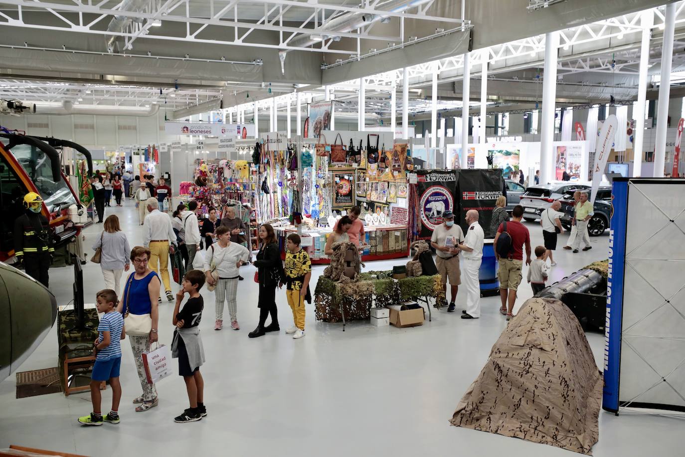 Las miradas se centran en cada exposición de la Feria de Muestras
