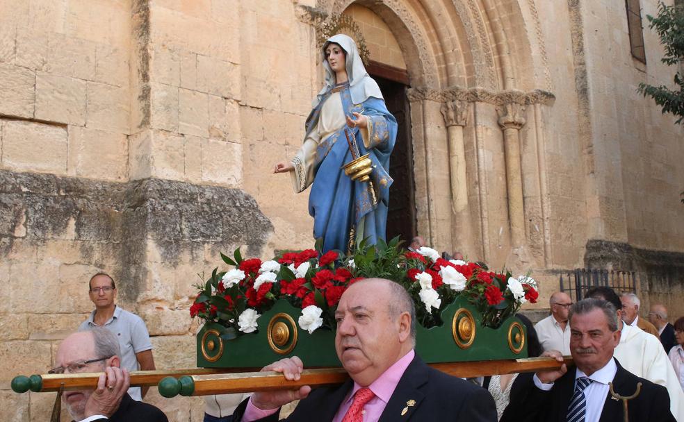 Los camareros segovianos vuelven a entonar el «¡viva Santa Marta!»