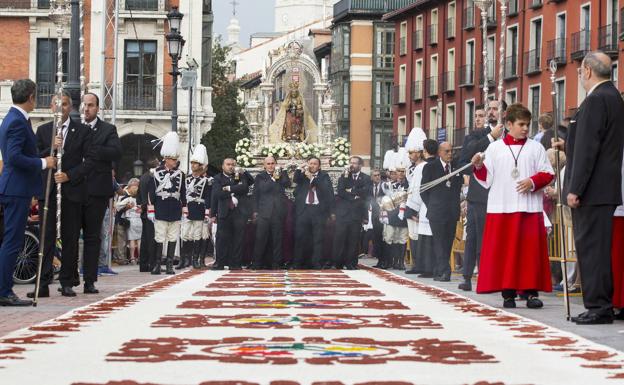 La patrona procesiona en el día grande de las fiestas