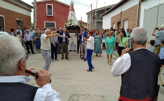 Alcazarén inicia con misa y procesión sus fiestas pequeñas en honor a la Virgen de la Vega