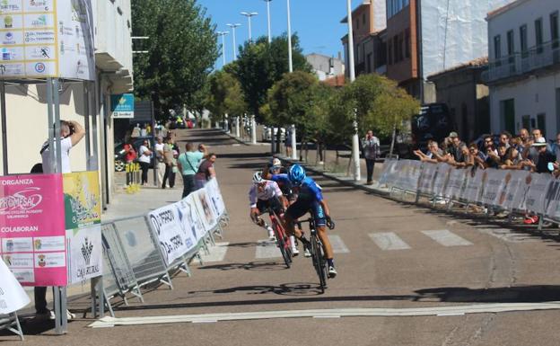 Pol Hervás se lleva la primera etapa de la Vuelta a Salamanca tras casi 100 kilómetros de escapada