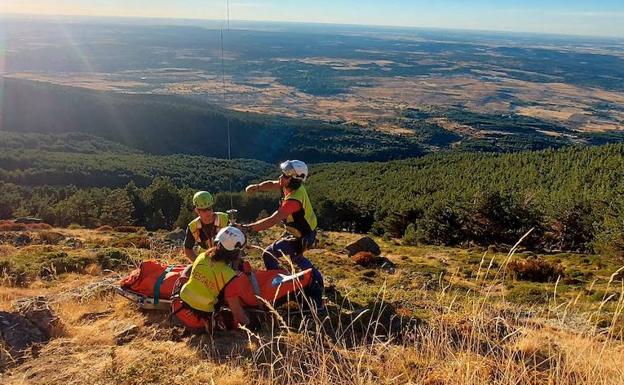Un parapentista se rompe un brazo y la cadera tras caer desde una altura de cien metros en Arcones